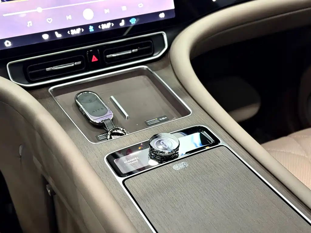 AITO ASK THE WORLD M9