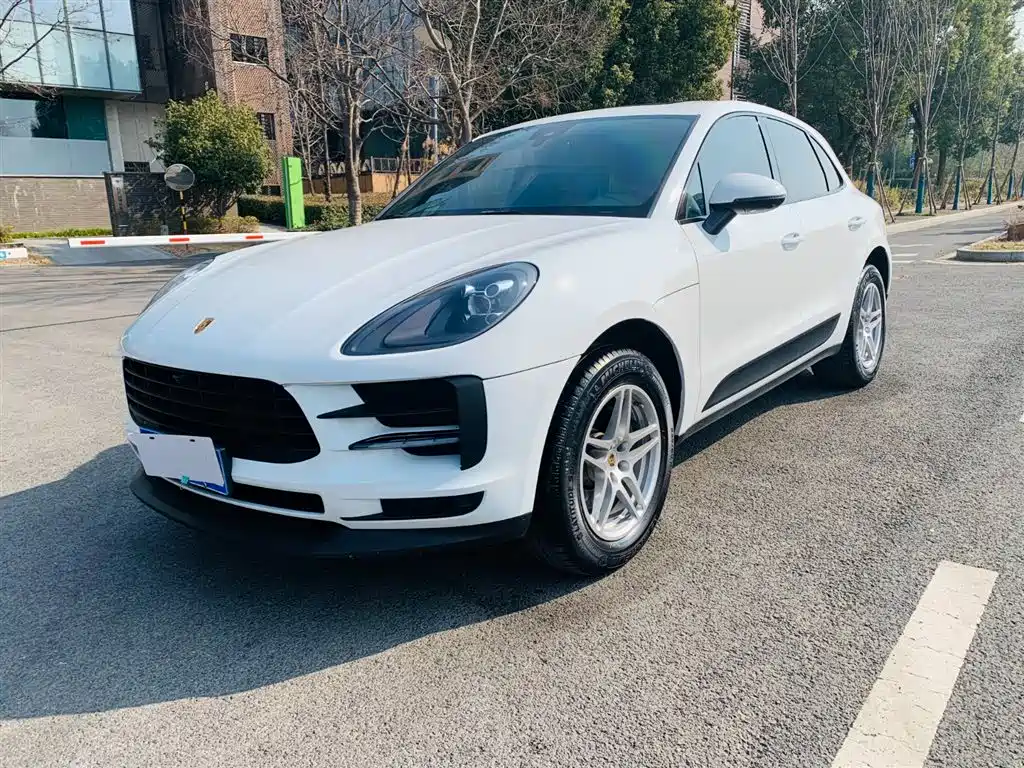 PORSCHE MACAN