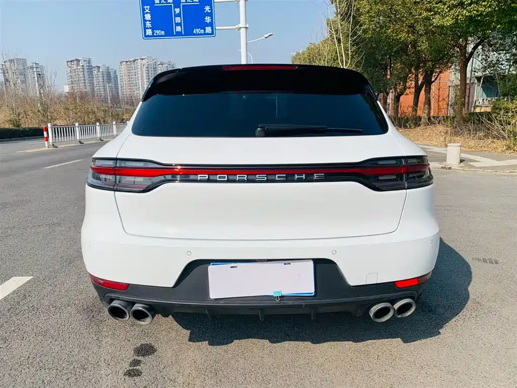PORSCHE MACAN