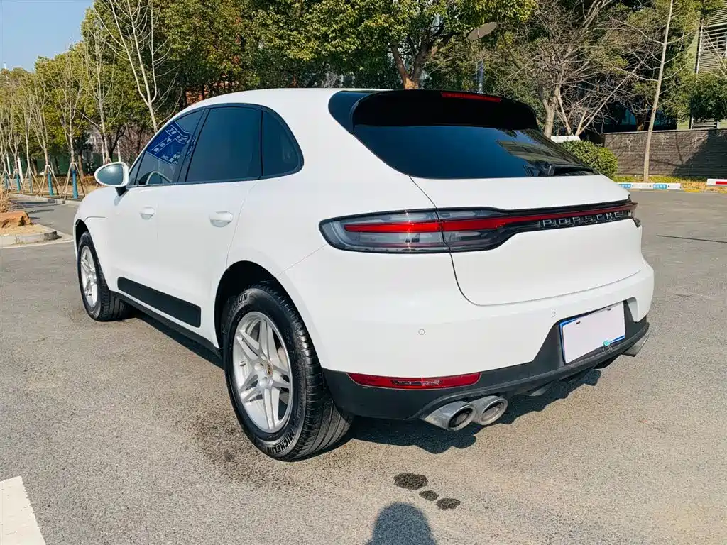 PORSCHE MACAN