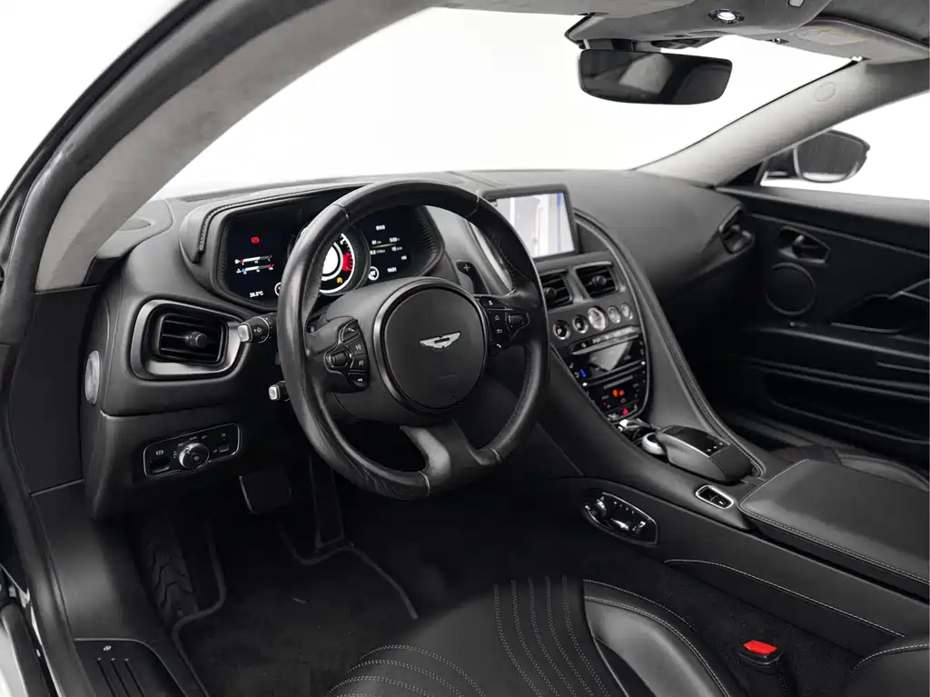 Aston Martin DB11 — миниатюра 9