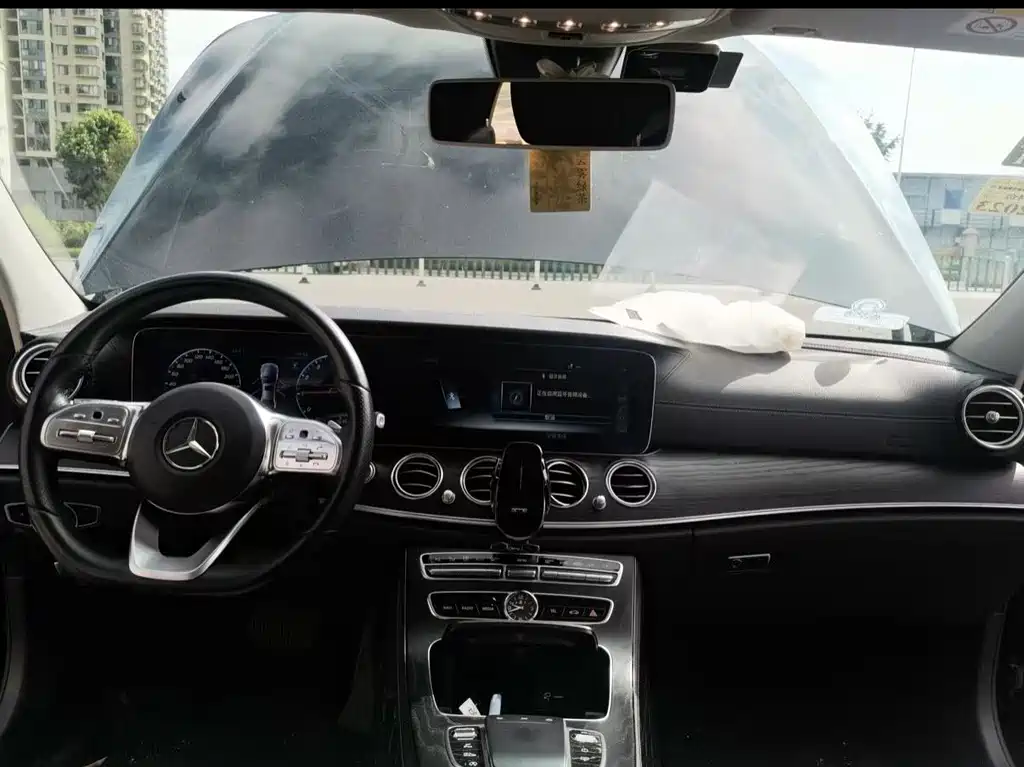 Mercedes-Benz E-Class — миниатюра 6