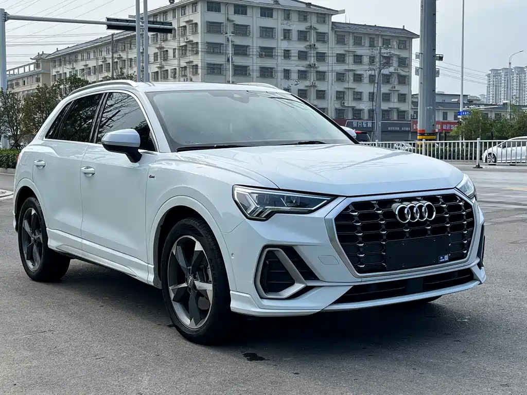 AUDI  Q3