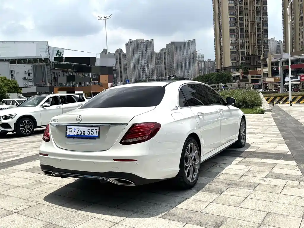 Mercedes-Benz E-Class — миниатюра 5