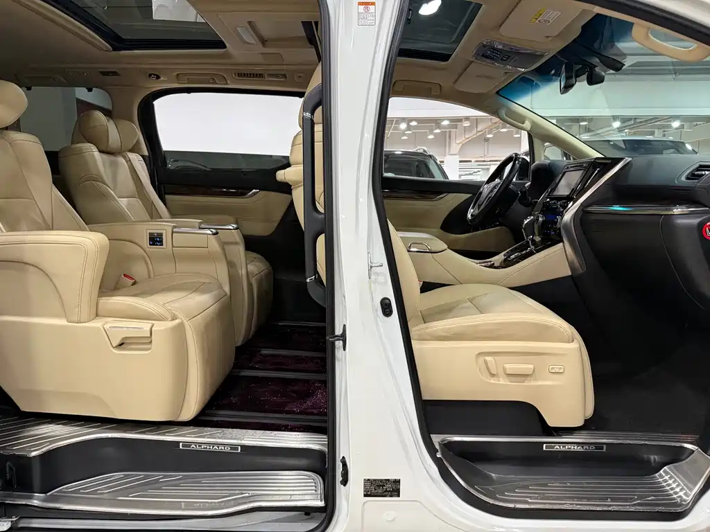 Toyota Alphard — миниатюра 18