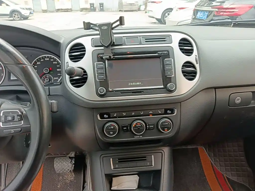 Volkswagen Tiguan — миниатюра 13
