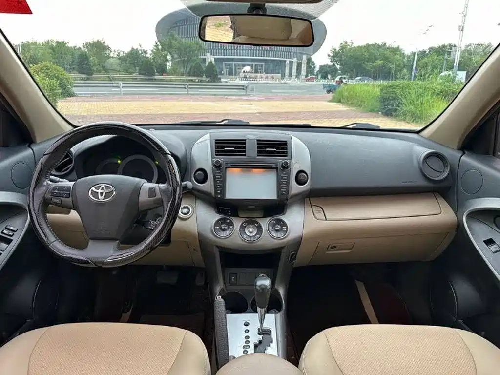 Toyota RAV4 — миниатюра 9