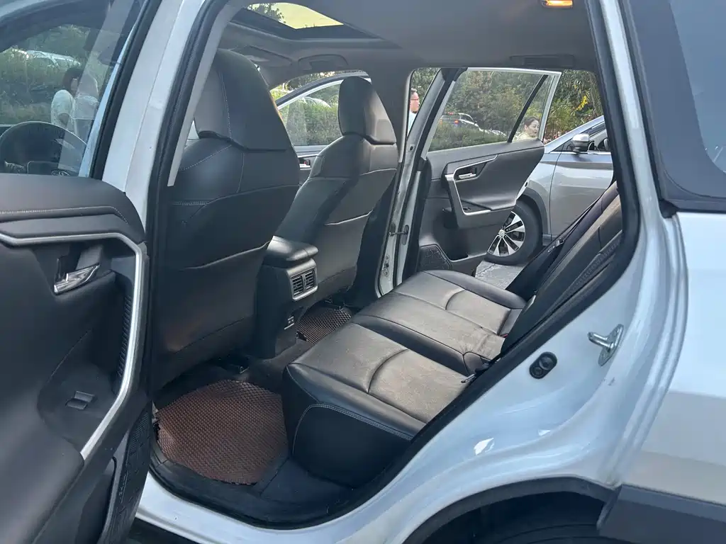Toyota RAV4 — миниатюра 4