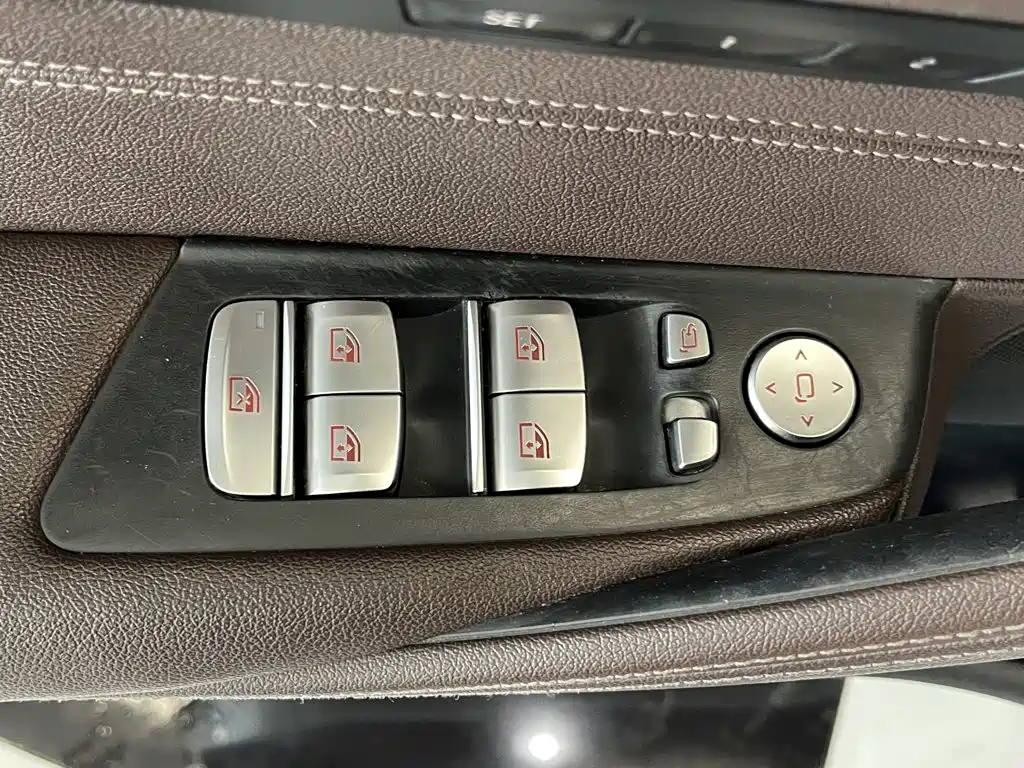 BMW 5 Series — миниатюра 25