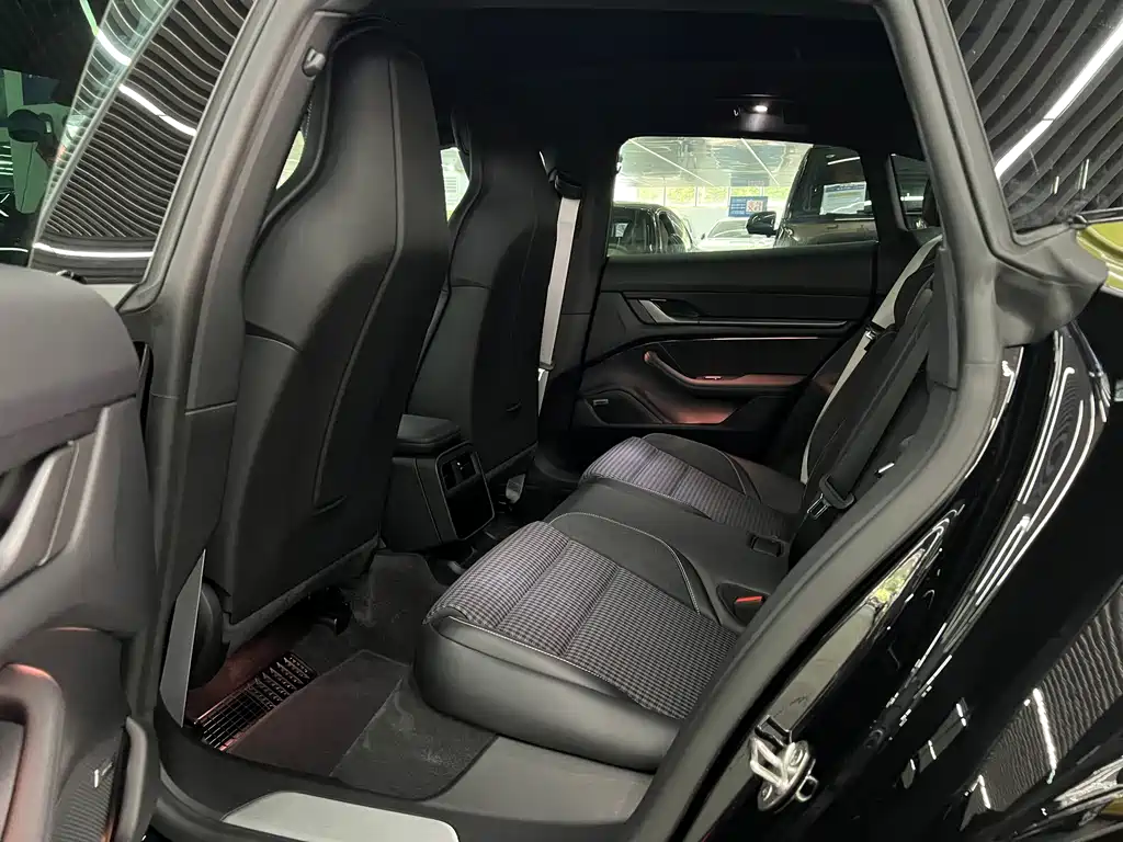 Porsche Taycan — миниатюра 7