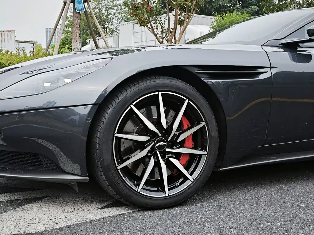 Aston Martin DB11 — миниатюра 4