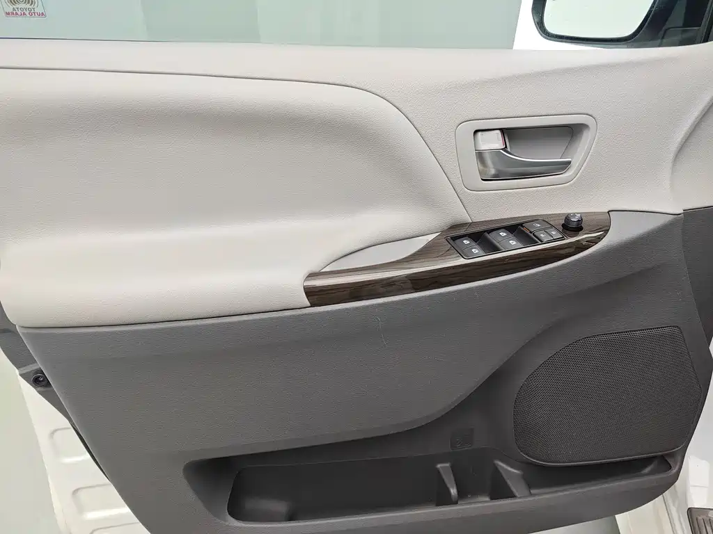 Toyota Sienna — миниатюра 7