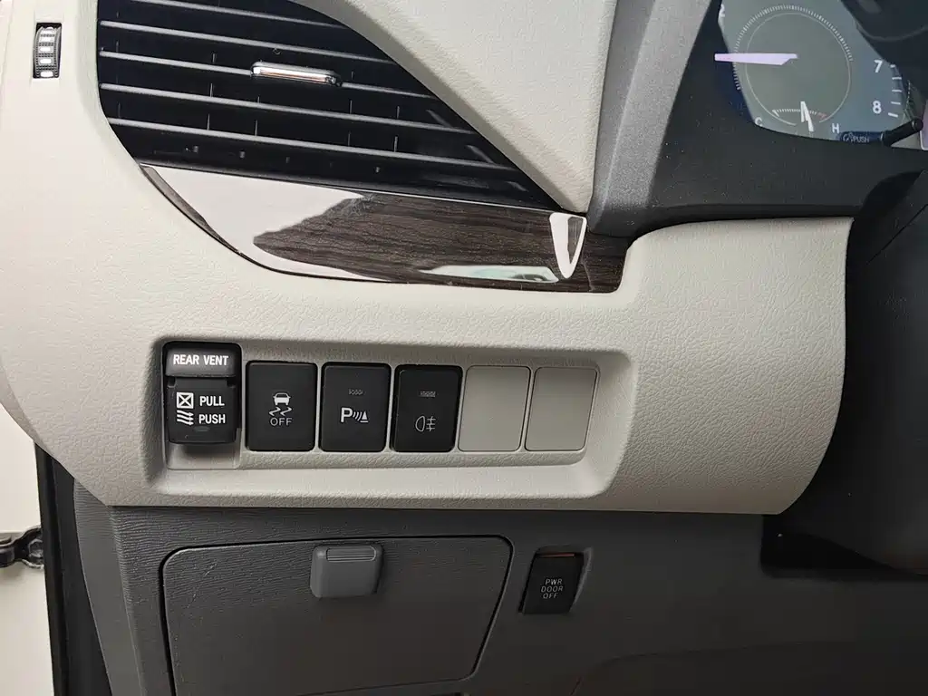 Toyota Sienna — миниатюра 8