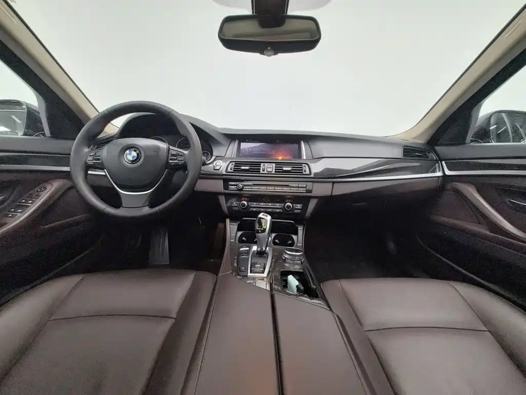 BMW 5 Series — миниатюра 5