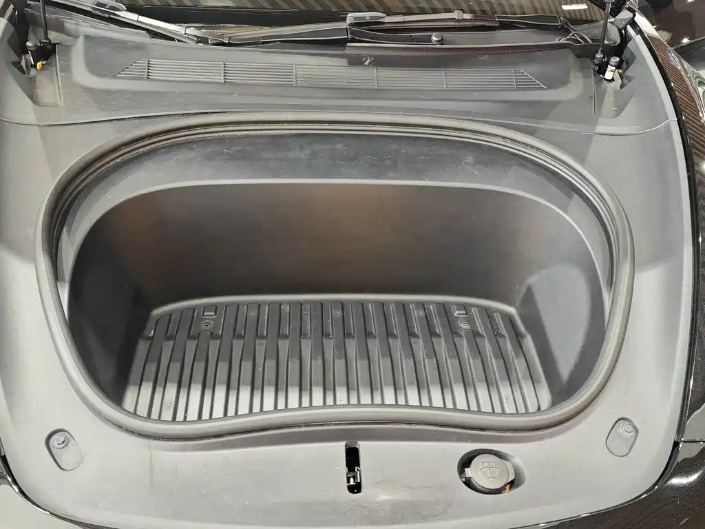 Tesla Model 3 — миниатюра 10
