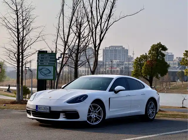 PORSCHE PANAMERA