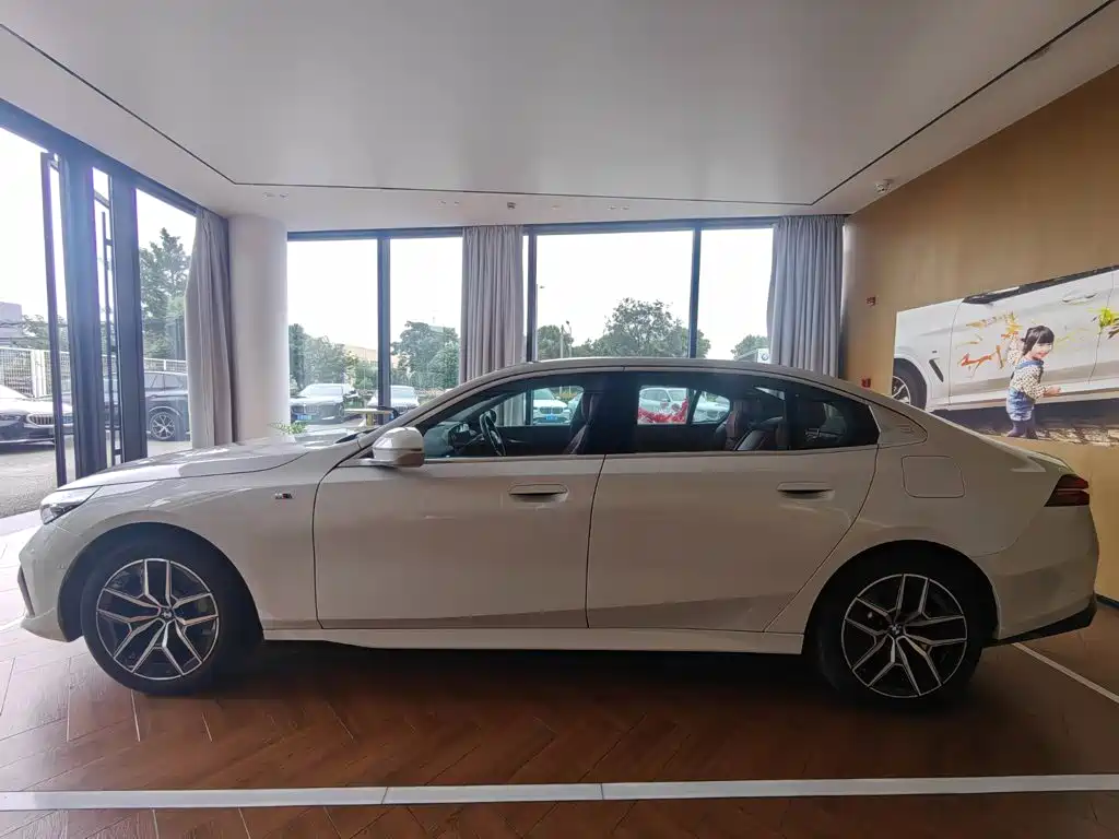 BMW i5 — миниатюра 3