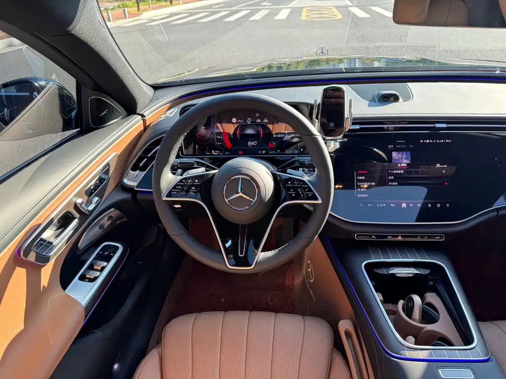 Mercedes-Benz E-Class — миниатюра 11