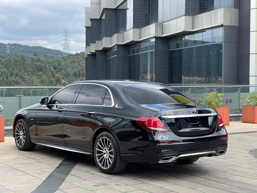 Mercedes-Benz E-Class — миниатюра 7