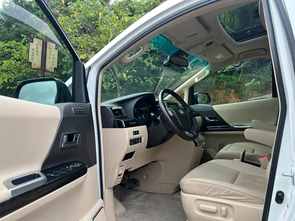 Toyota Alphard — миниатюра 8