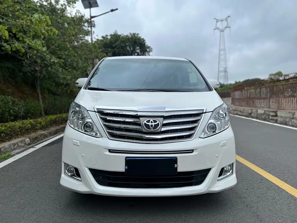 Toyota Alphard — миниатюра 2