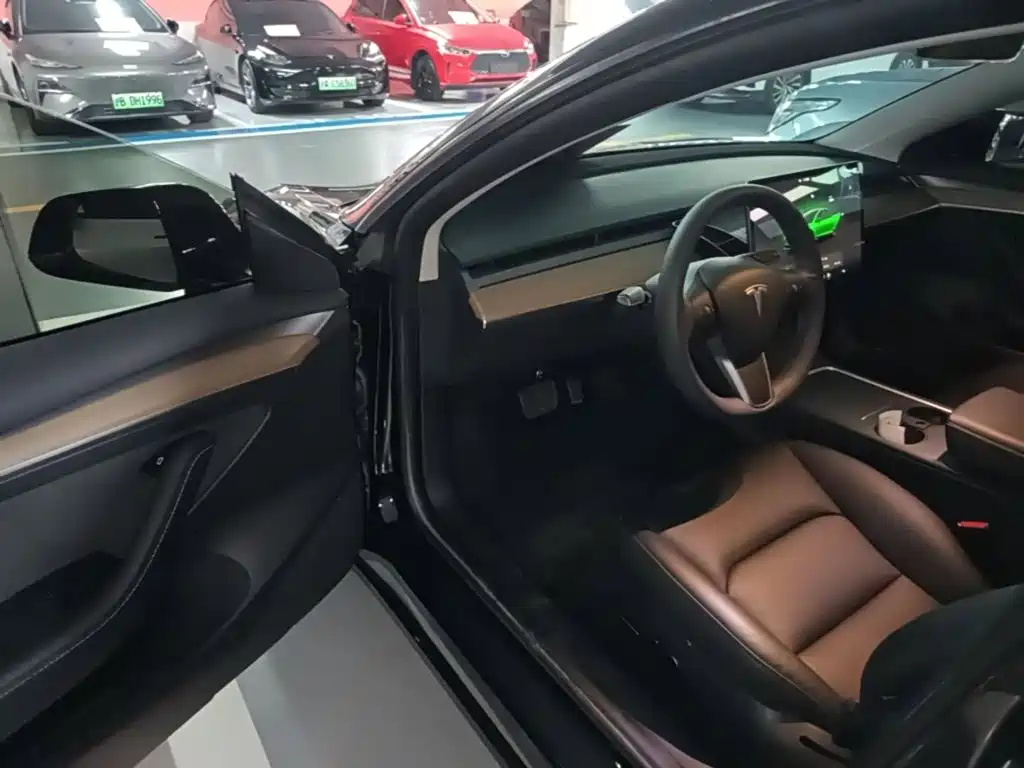 Tesla Model 3 — миниатюра 16