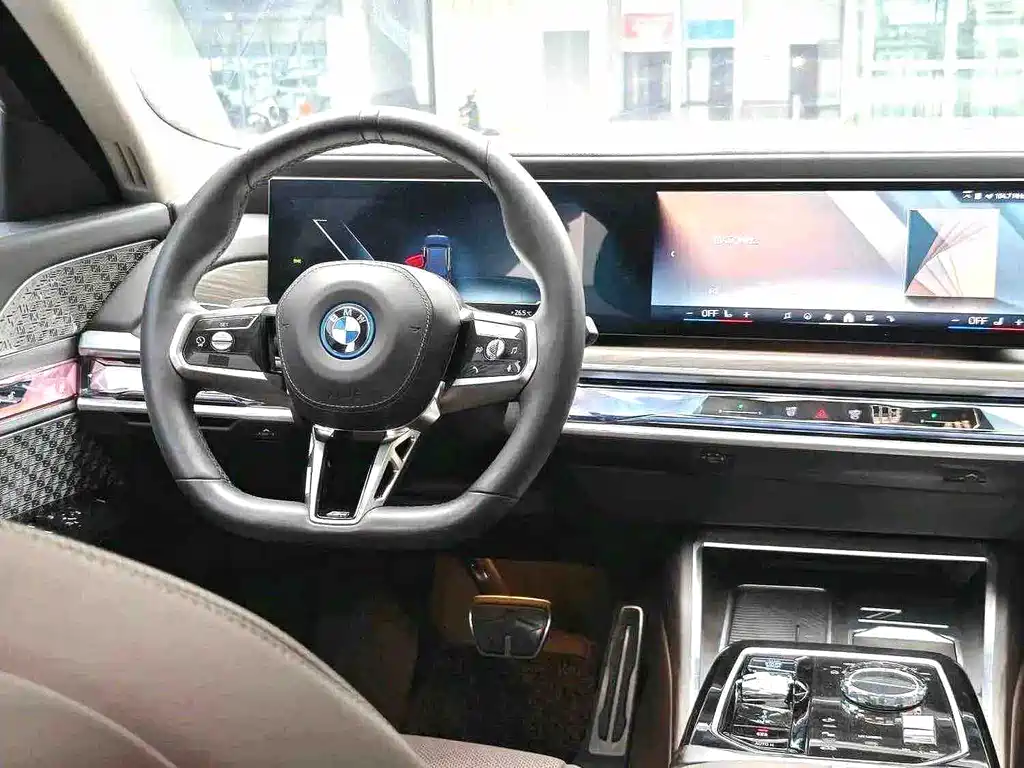BMW i7 — миниатюра 6
