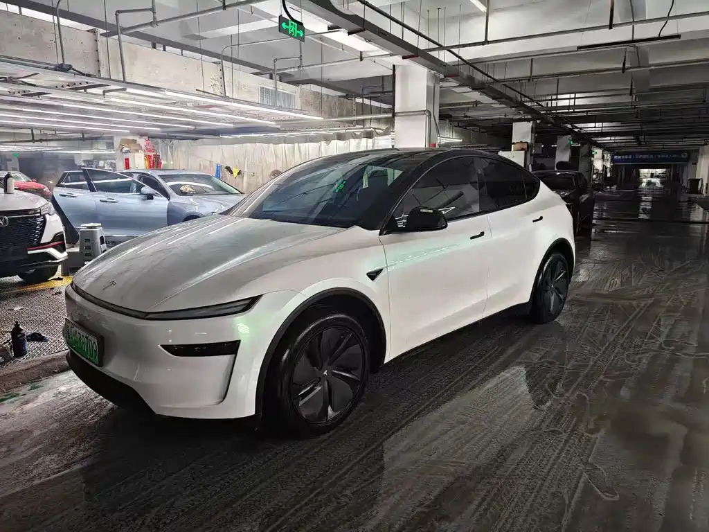 Tesla Model Y 2025