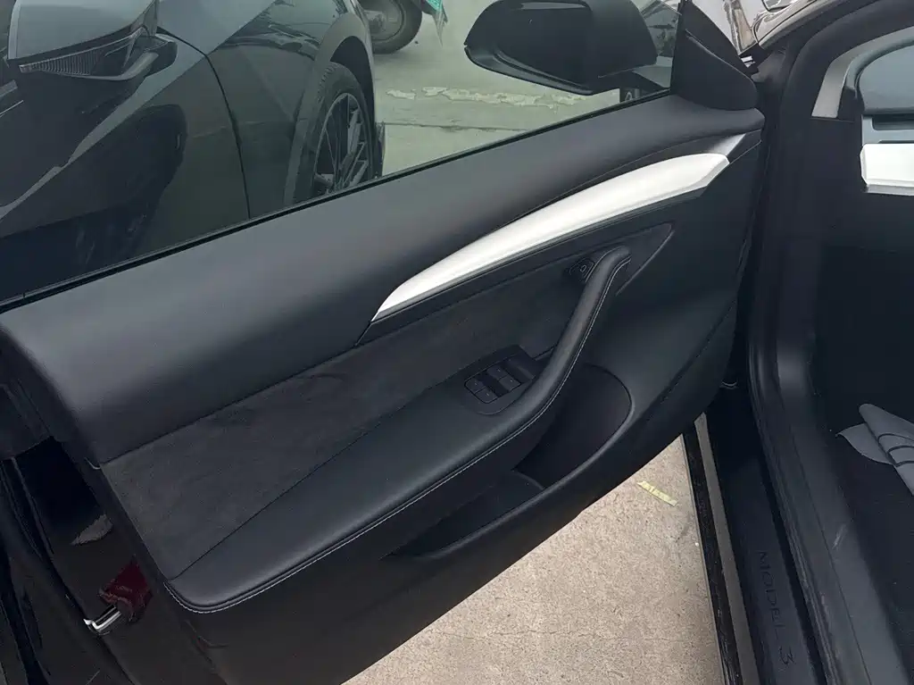 Tesla Model 3 — миниатюра 8