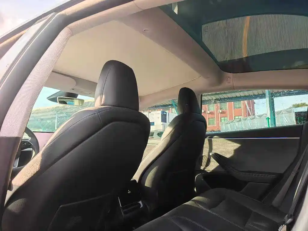 Tesla Model 3 — миниатюра 12