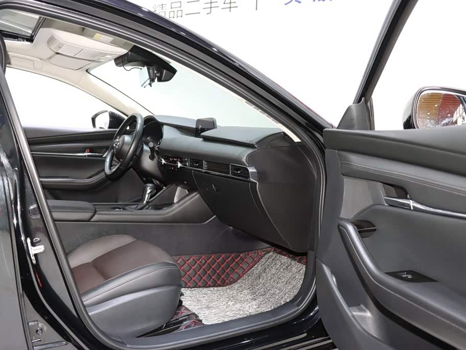 Mazda Mazda3 Axela 2.0 л 2021 г. Чёрный, пробег 28000 км