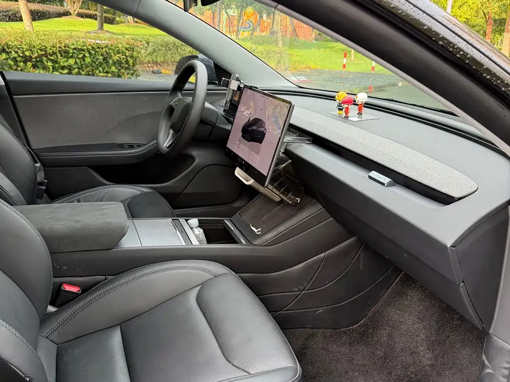 Tesla Model 3 — миниатюра 7