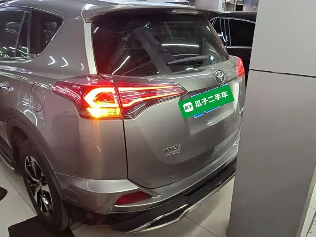 Toyota RAV4 — миниатюра 6