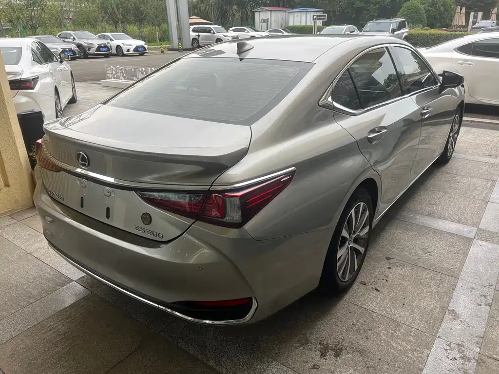 Lexus ES 2020 200