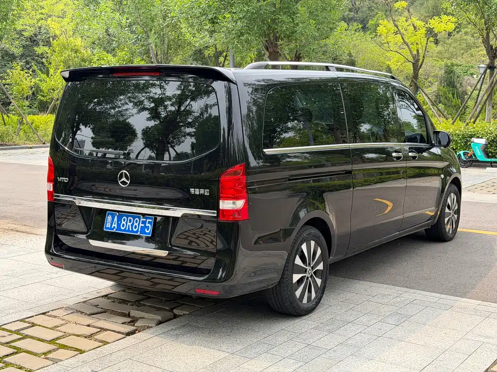 Mercedes-Benz Vito 2023 2.0T 7 мест