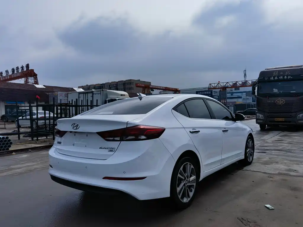Hyundai Elantra - фото 4