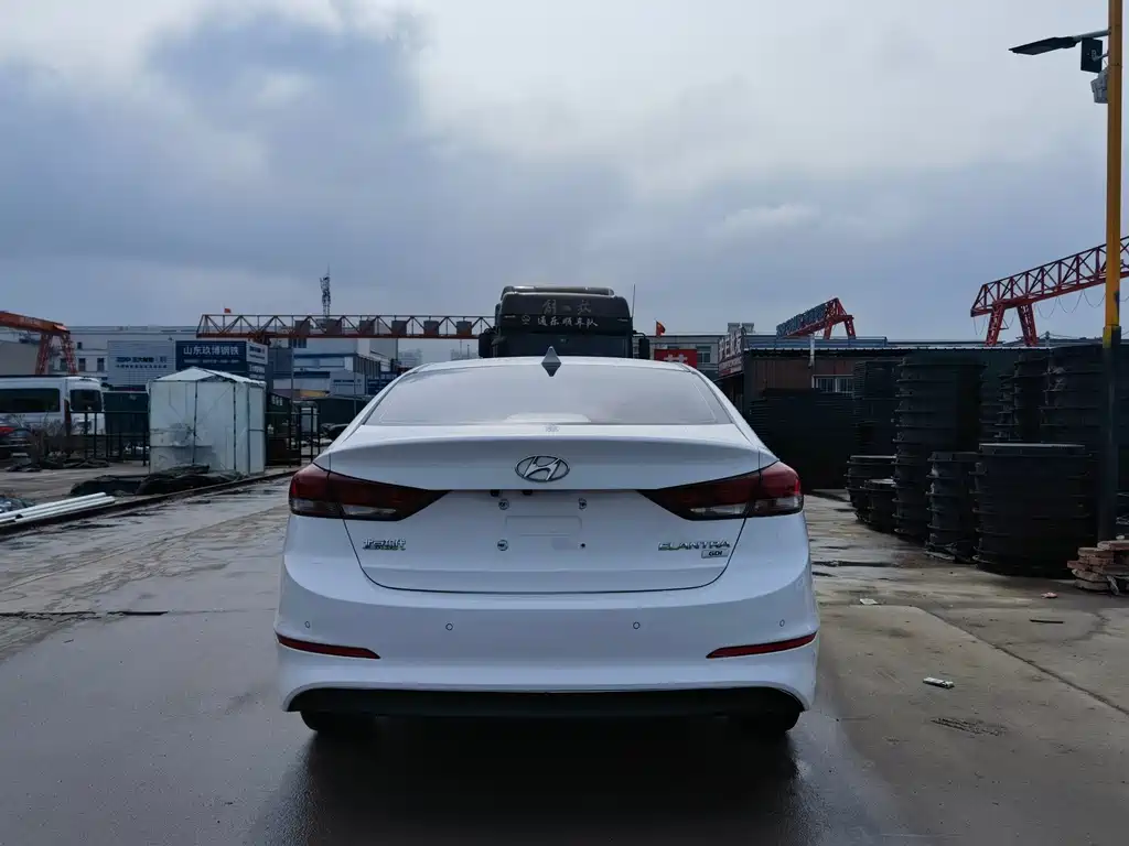 Hyundai Elantra - фото 5