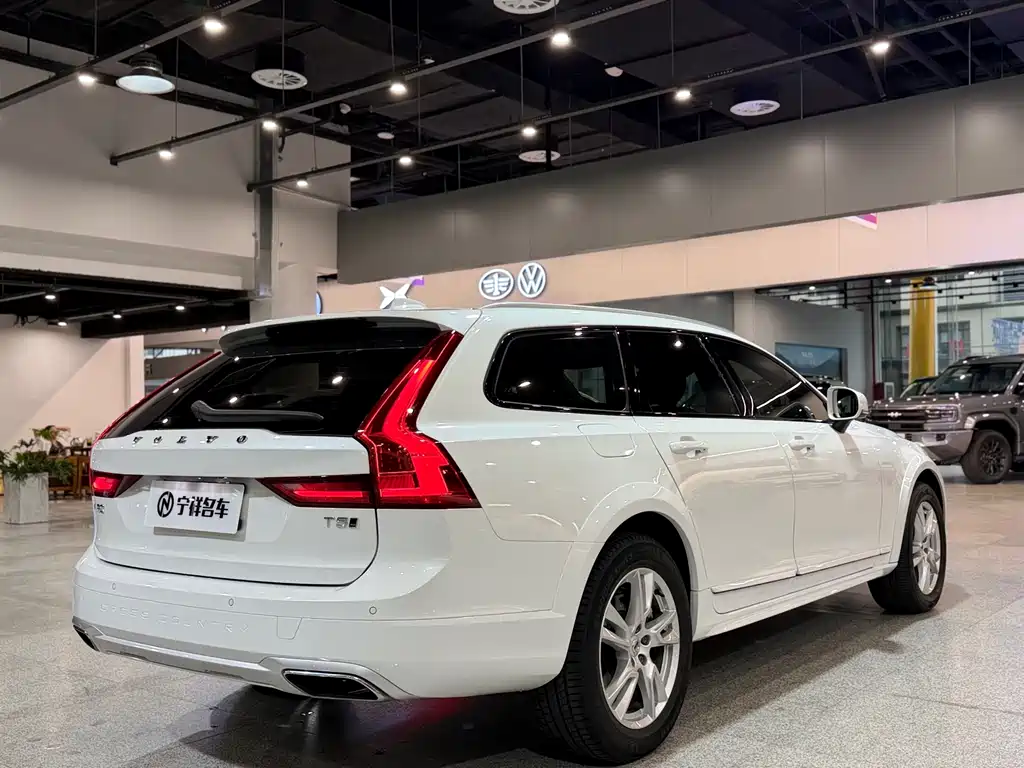 VOLVO  V90
