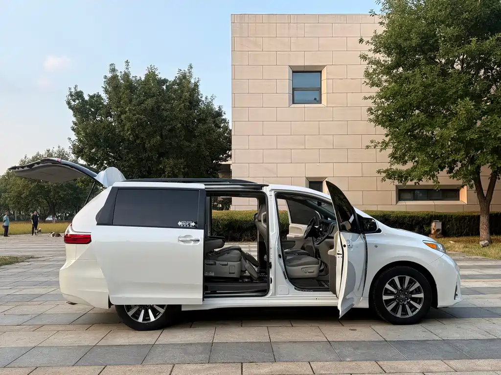 Toyota Sienna — миниатюра 23
