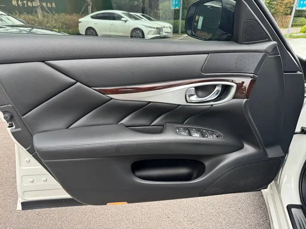 Infiniti Q70 — миниатюра 4