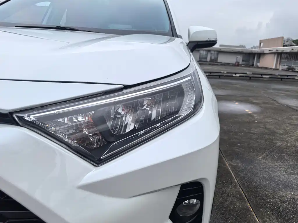 Toyota RAV4 — миниатюра 6
