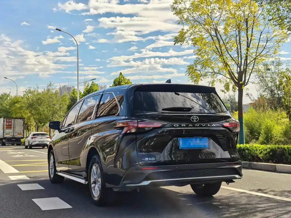 Toyota Granvia — миниатюра 30