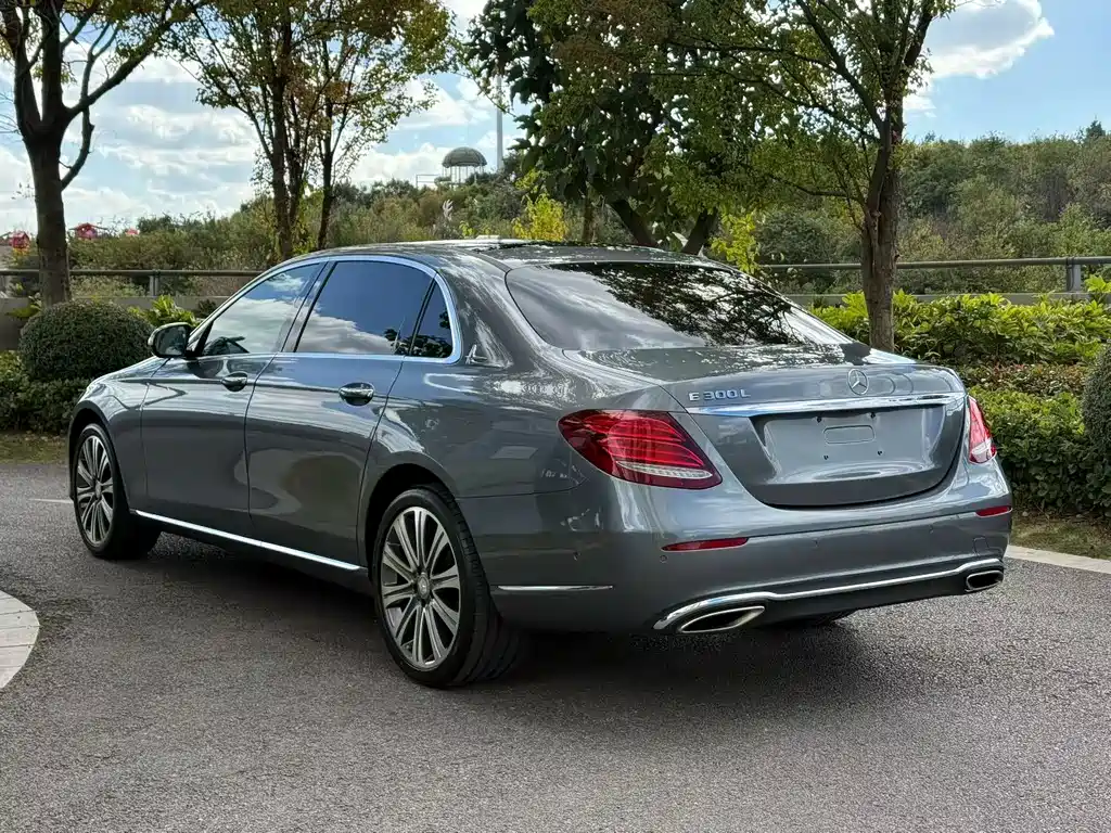 Mercedes-Benz E-Class — миниатюра 9