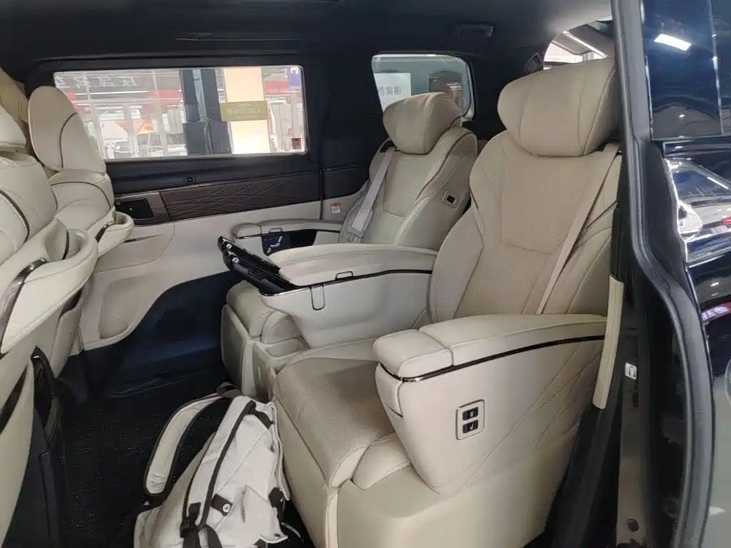 Toyota Alphard — миниатюра 17