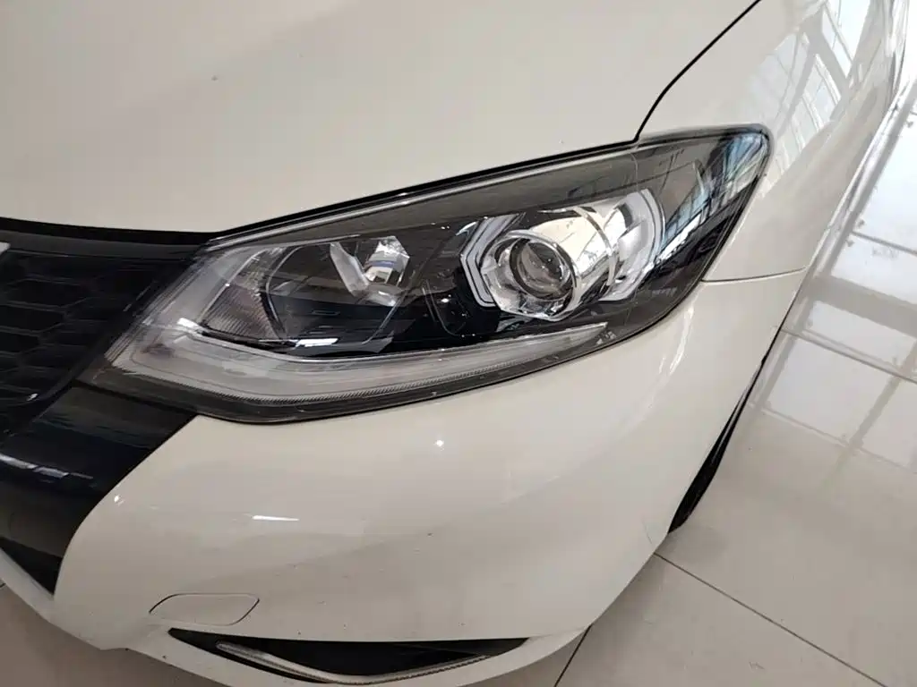 Nissan Tiida — миниатюра 24