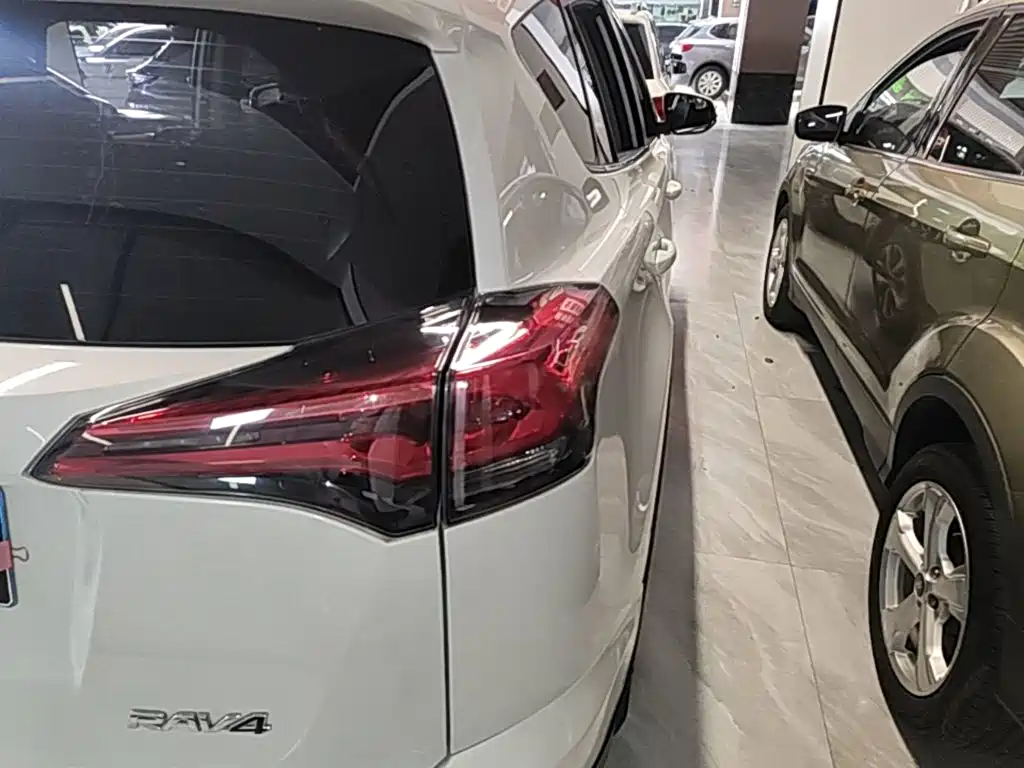 Toyota RAV4 — миниатюра 8