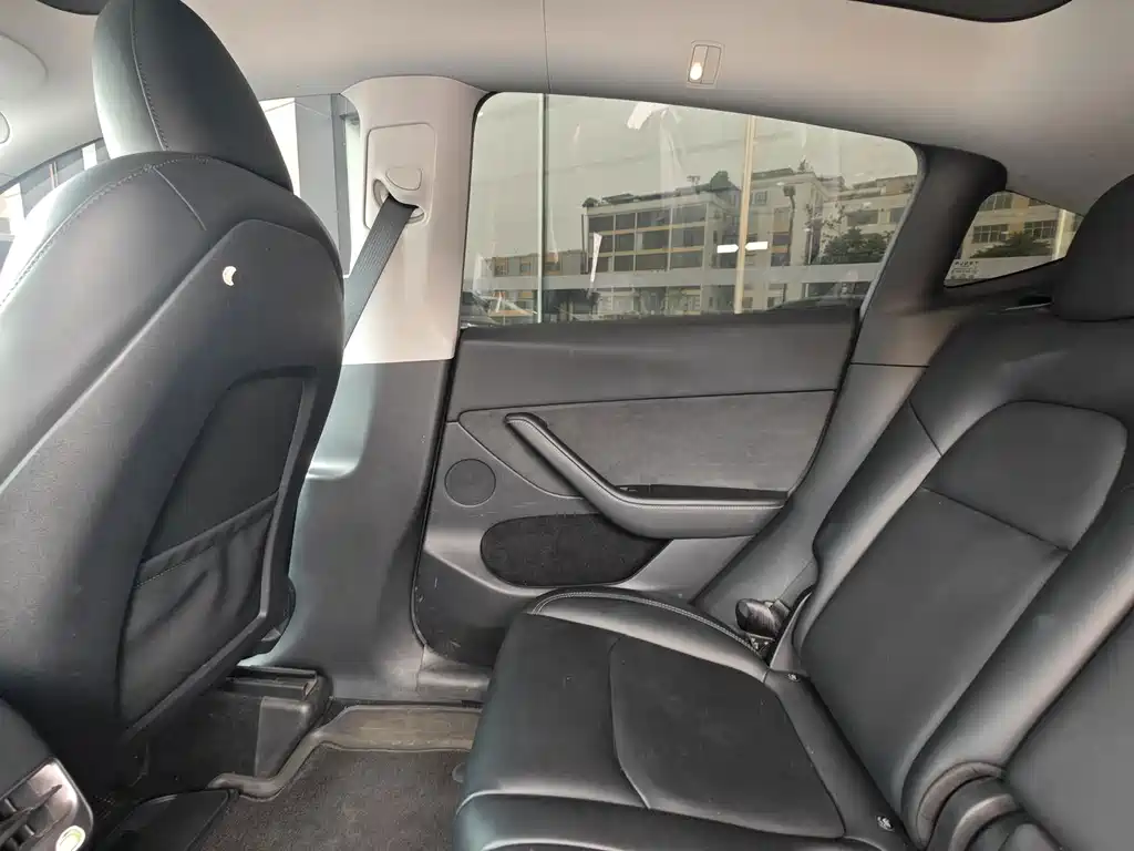 Tesla Model Y — миниатюра 17