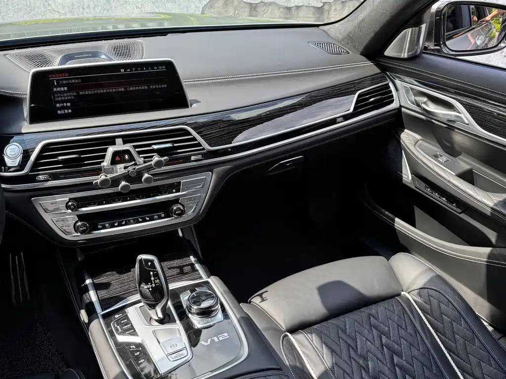 BMW 7 Series — миниатюра 10