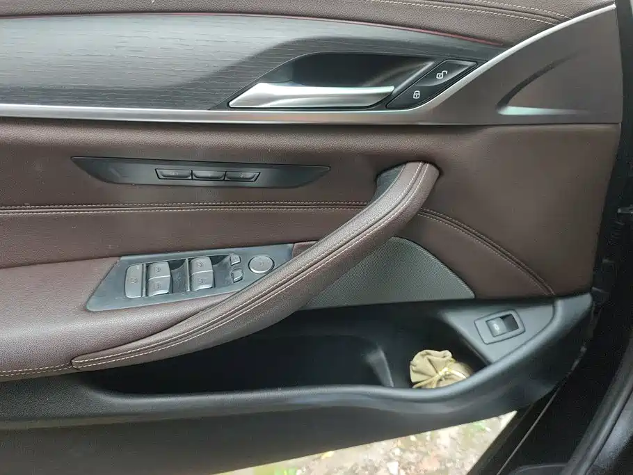 BMW 5 Series — миниатюра 7
