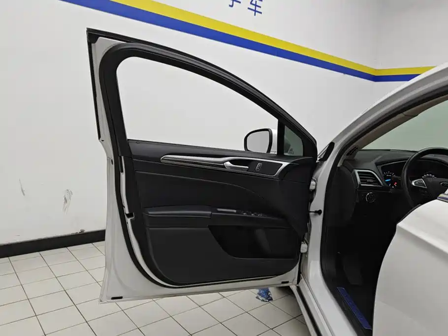 Ford Mondeo — миниатюра 7